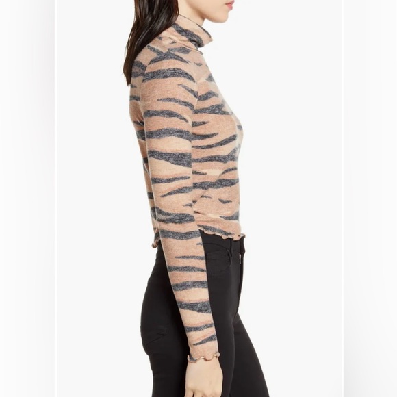 NWOT Love, Fire Tiger Cropped Mock Turtleneck Top M - Picture 3 of 6